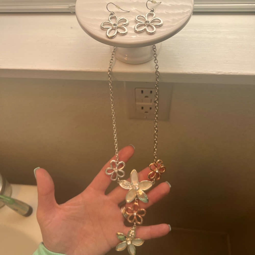Beautiful, fun floral necklace and earring set.